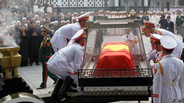 Soldiers place the coffin of the late General Vo Nguyen Giap on the artillery cart during his funeral ceremony