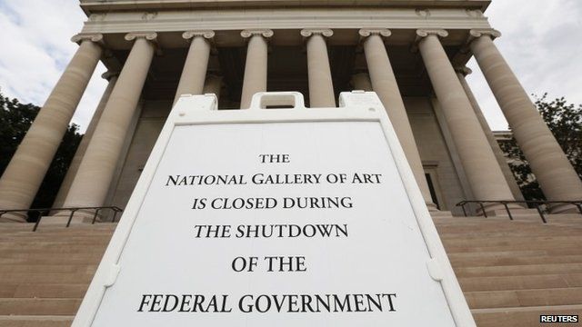 A sign to inform the visitors that the National Gallery of Art is closed in Washington