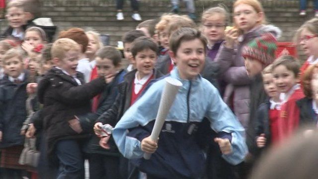 Balach a' ruith leis a' bhatan