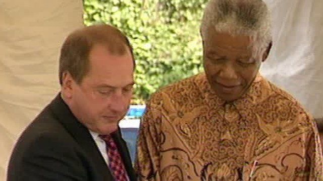 Ron Davies and Nelson Mandela in Cardiff in 1998