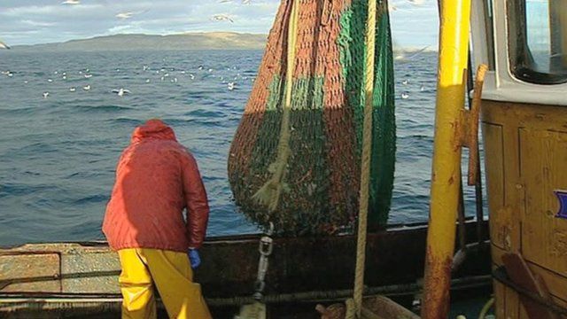 Fear ag obair air bàt'-iasgaich