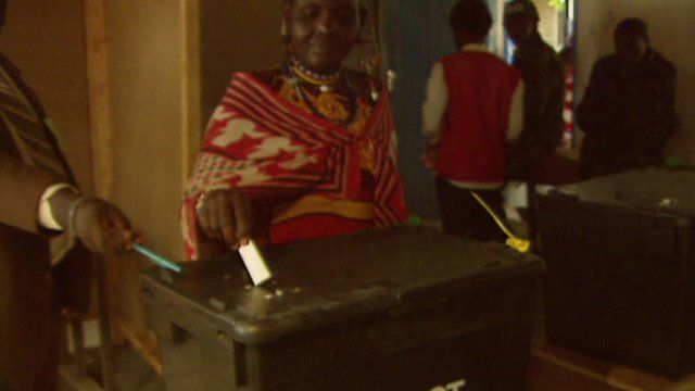 Kenyan woman put ballot paper in box