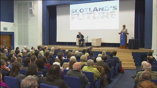 Nicola Sturgeon a' toirt seachad òraid