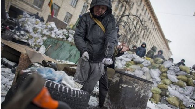Ex-president warns Ukraine 'on brink of civil war'