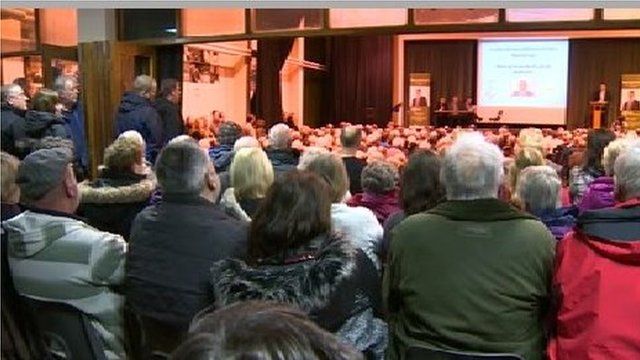Daeth 800 o bobl i'r cyfarfod cyhoeddus ym Mhorthaethwy