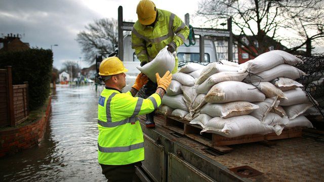 River Thames floods west of London threatening thousands of homes