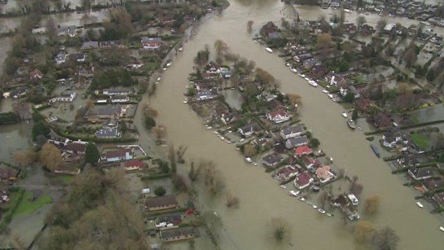 UK floods: Thames Valley water damage from the air - BBC News