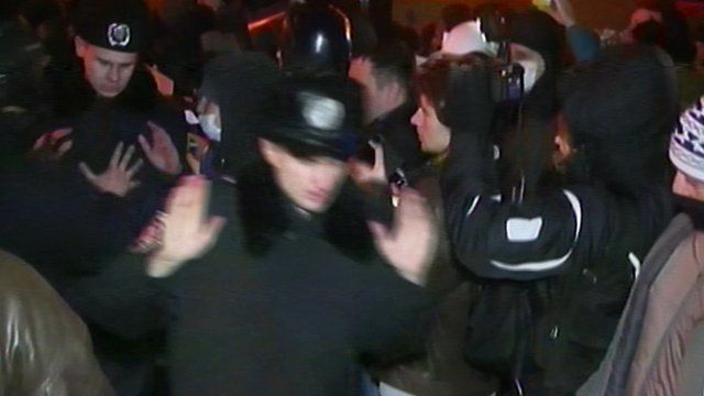 Security forces apparently surrendering to protesters