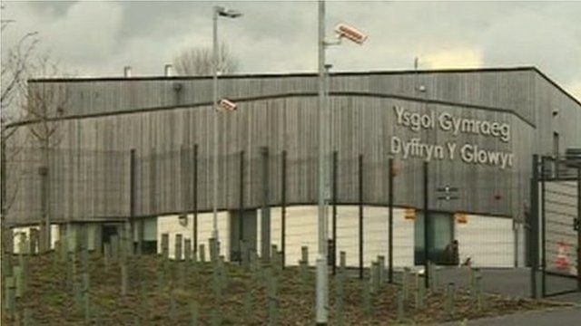 Ysgol Dyffryn y Glowyr yw'r unig ysgol yn y sir sydd yn cynnig addysg arbennig i blant rhwng 4-11 oed yn y Gymraeg