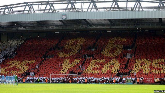 Cefnogwyr Lerpwl yn nodi 25 mlynedd ers trychineb Hillsborough