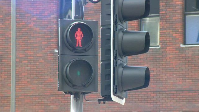 Longer traffic lights to help the elderly - BBC News