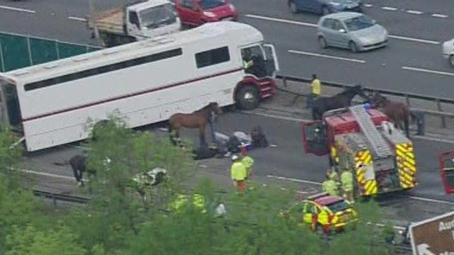 M11 Crash Leaves Two Dead - BBC News