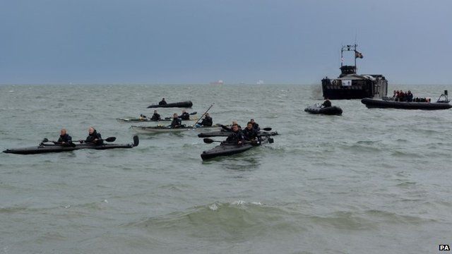 Royal Marines kayak across English Channel - BBC News