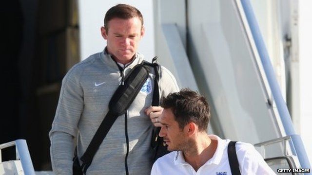 Wayne Rooney and Frank Lampard disembark plane
