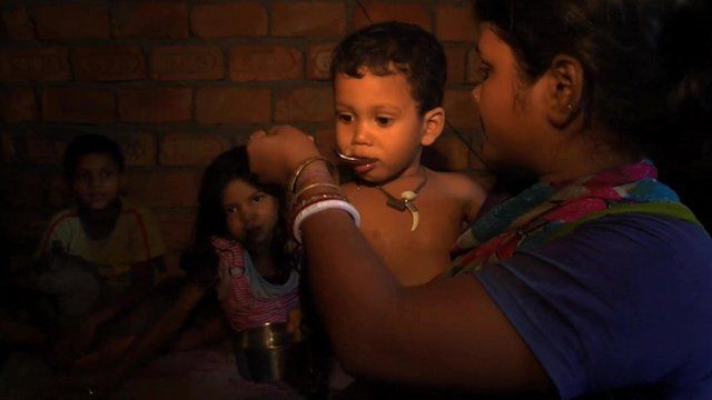 The rehydration unit in an Indian slum - BBC News