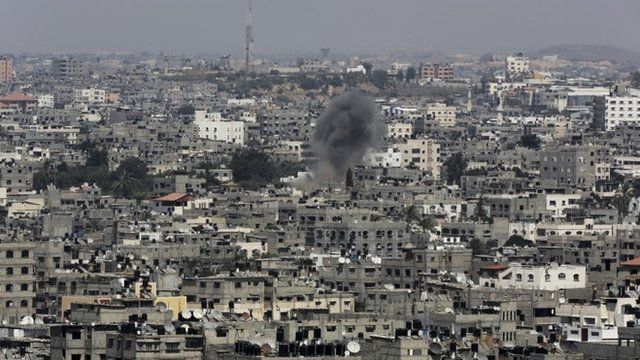 Mwg dros ddinas Gaza yn y Dwyrain Canol