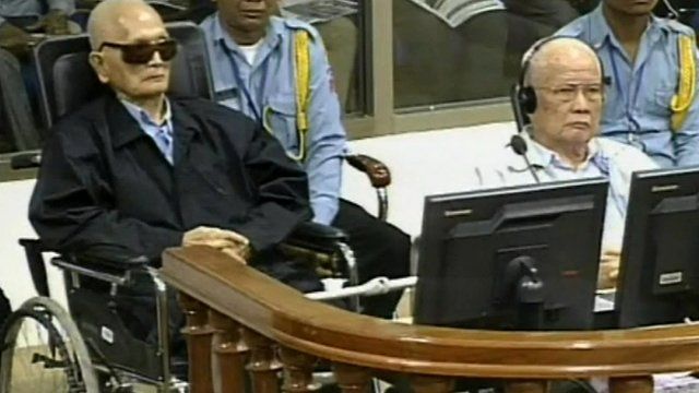 Nuon Chea (left) and Khieu Samphan in court