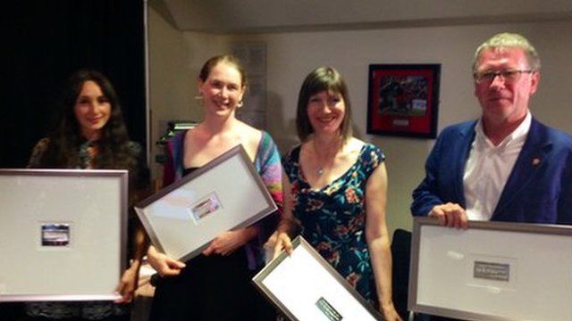 Joella Price, Holly Cross, Susan Carey a Nigel Annett yn y seremoni