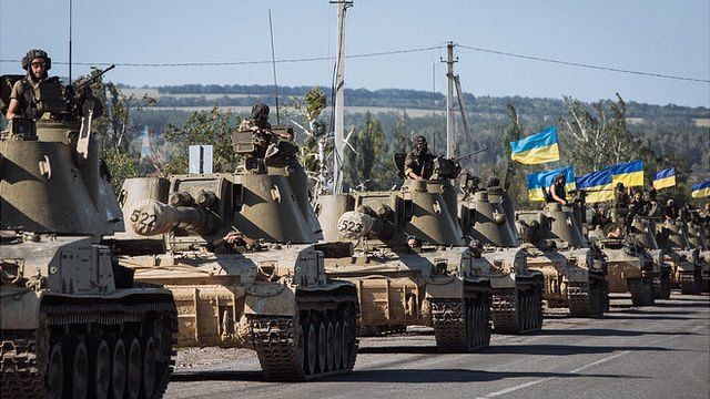 Ukrainian tanks drive on a road on the outskirts in the eastern Ukrainian city Slaviansk, Ukraine, 03 September 2014.