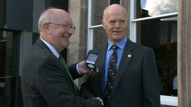 Iain Howieson a' faighinn duais