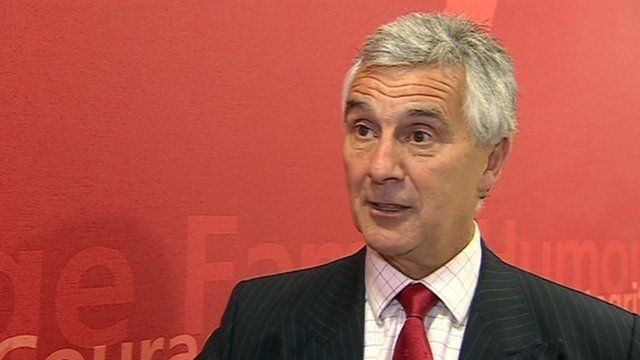 Iwan Griffiths fu'n sgwrsio gyda Gareth Davies