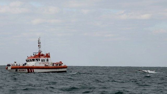 Turkish Coastal Safety boat tows capsized vessel