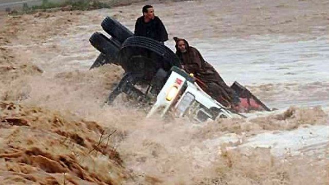 Flash floods kill dozens at edge of desert in Morocco - BBC News