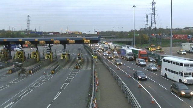 Dartford Crossing free-flowing toll system's first commuter day - BBC News