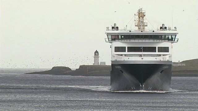 Aiseag a' tighinn a-steach gu cala Steòrnabhagh