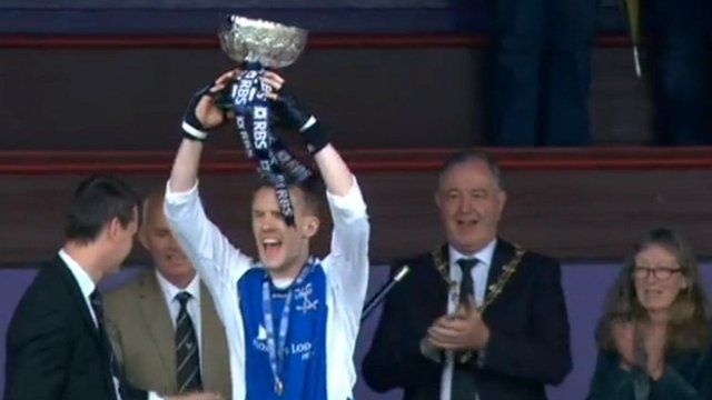 Stìubhart Dòmhnallach le Cupa MhicThàmhais an 2014.