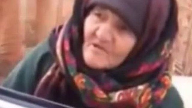 Syrian lady speaking to fighters