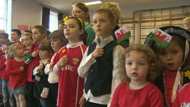 Plant ysgol yn canu'r anthem