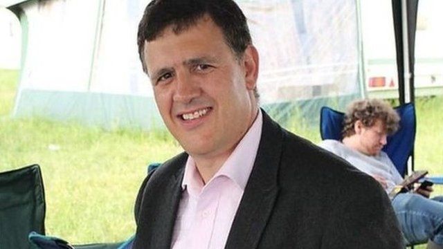 Esboniodd Rhys Meirion y penderfyniad ar y Post Cyntaf