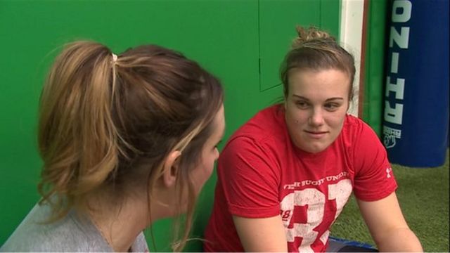 Catrin Heledd a thîm rygbi merched Cymru