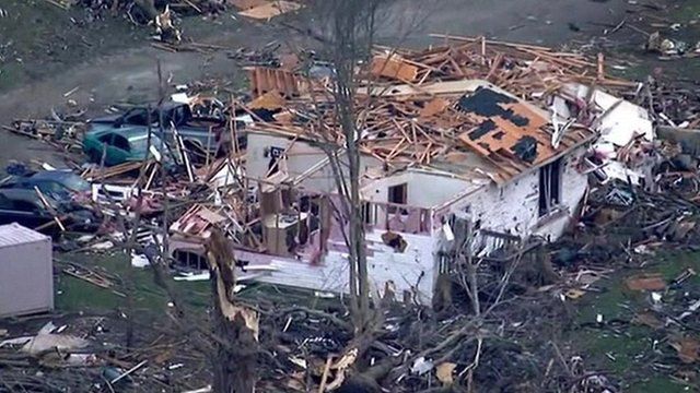 Tornado hits Illinois killing one and destroying many homes - BBC News