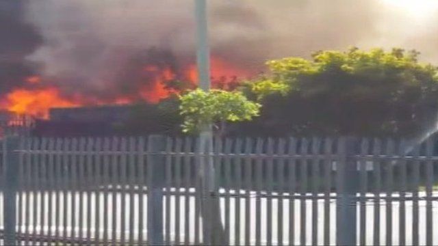 Mae llygad-dystion wedi clywed silindrau nwy yn ffrwydro