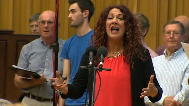 Sian Cothi yn ymarfer cyn cyflawni'r record byd