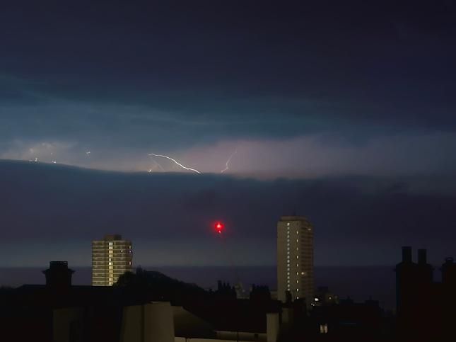 Lightning seen in Brighton & Hove 
