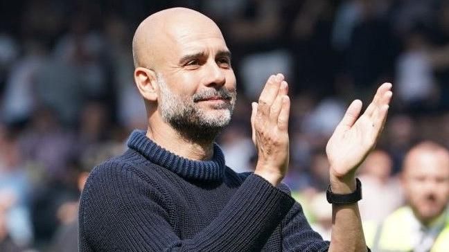 Pep Guardiola applauding