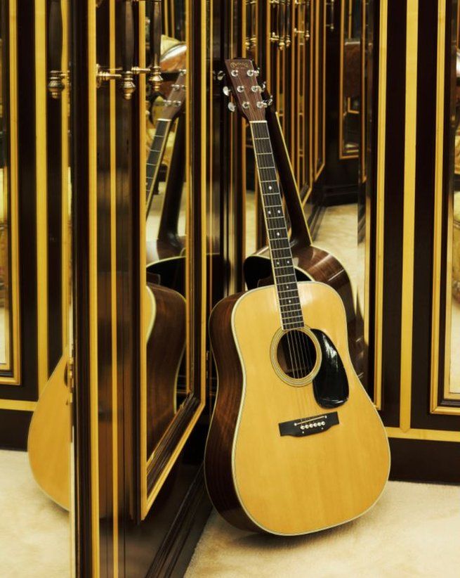La guitarra acústica Martin D-35 de Freddie Mercury de 1975 en su vestidor con espejos.