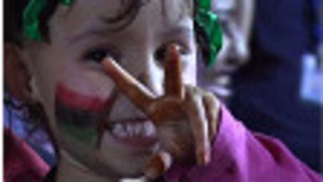 Niña libia haciendo el simbolo de la victoria