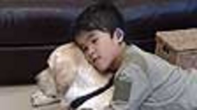 James Cheung ajuda a cuidar do labrador Kurt. | Foto: BBC