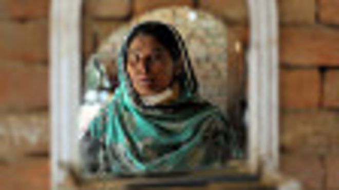 Mujer paquistaní quemada con ácido