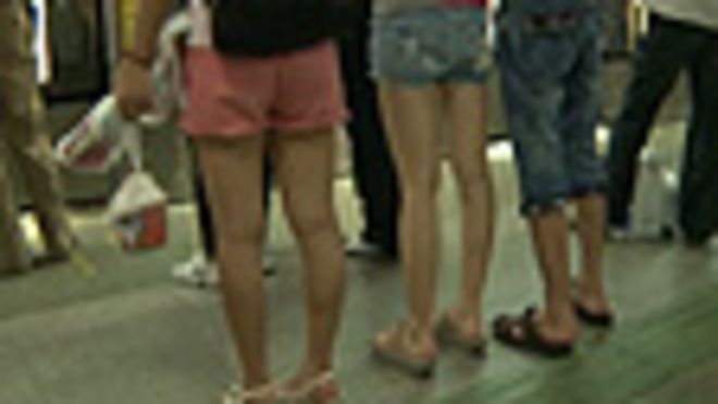 Usuárias do metrô de Xangai afirmam que seriam assediadas não importa a roupa que usem (BBC)