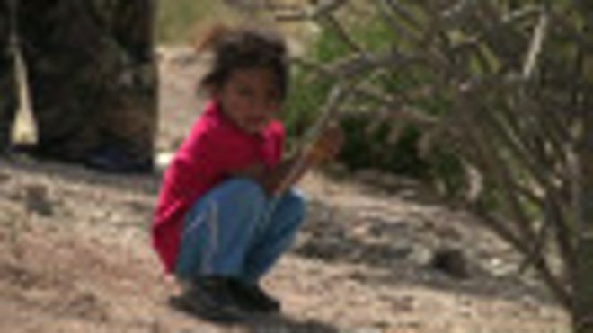 Niña de tres años de una familia migrante guatemalteca