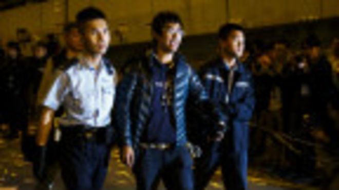 警方将香港学联秘书长周永康带走