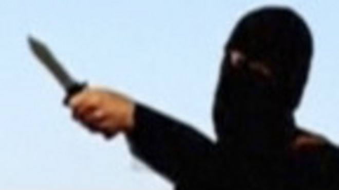 Una imagen de "Jihadi John" de un video de Estado Islámico