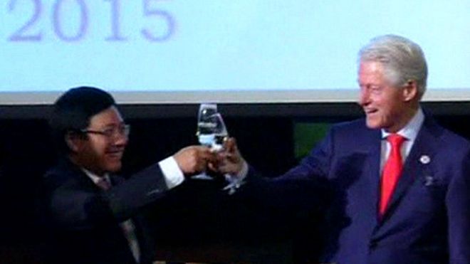 Cựu Tổng thống Mỹ, ông Bill Clinton, nâng cốc cùng Bộ trường Ngoại giao Trần Bình Minh tại Hà Nội