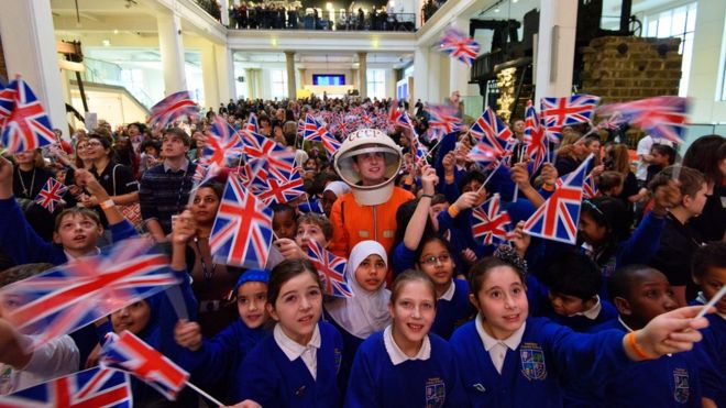 Дети приветствовали, наблюдая за запуском в лондонском Музее науки