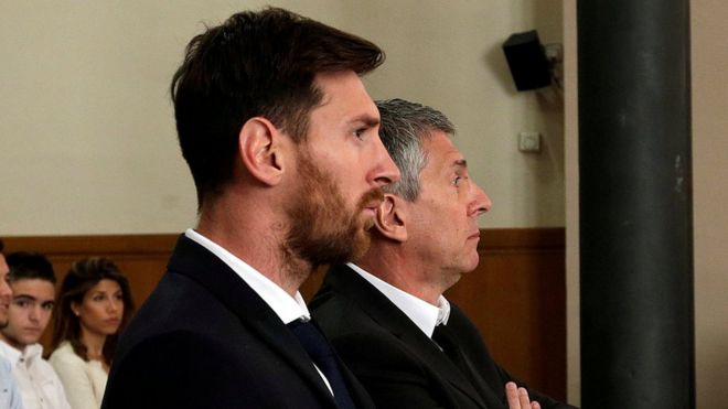 Аргентинский футболист Барселоны Лионель Месси (слева) в суде со своим отцом Хорхе Орасио Месси во время судебного разбирательства по делу о налоговом мошенничестве в Барселоне (июнь 2016 года)